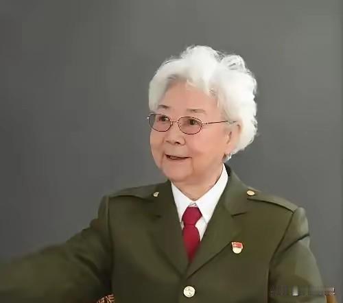 一位获得国家最高荣誉、月收入三万块的离休干部，却在87岁时为了家人的医疗费用，四