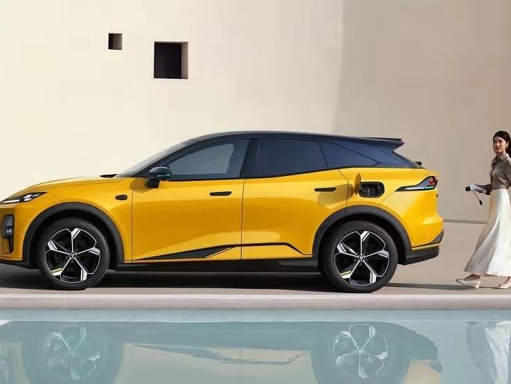 追星看汽车∶
深蓝老款SL03→陈哲远；
深蓝L06→刘浩存；
深蓝S07→赵今