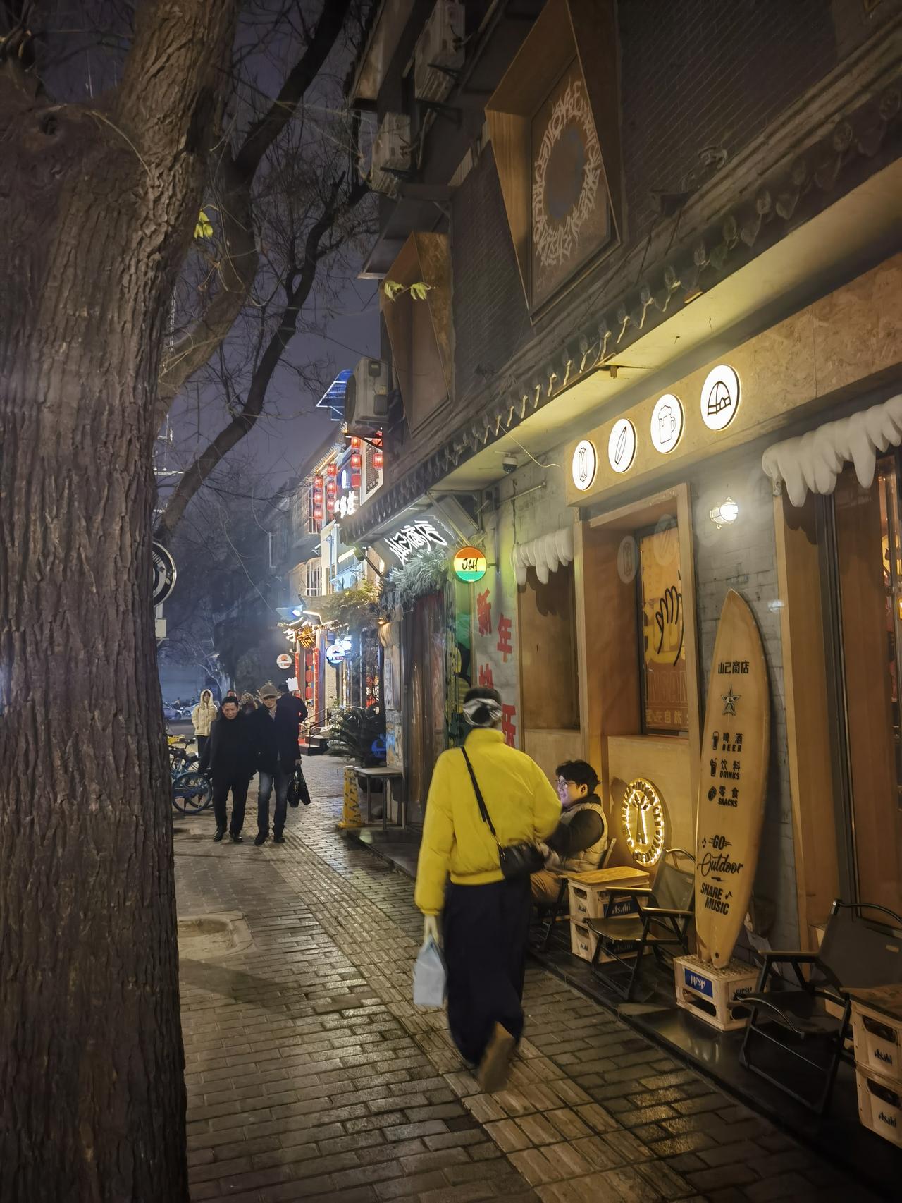 分享一张拍西安照片晚上的西安湘子庙街，让人感受到了一份都市难得的宁静和少有的艺术