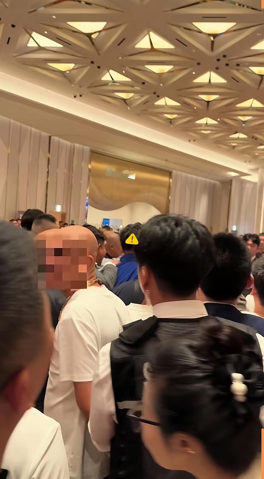 这波操作也太明目张胆了！济州岛赌场荷官发牌，居然混出红蓝两种背色的牌，这哪是失误