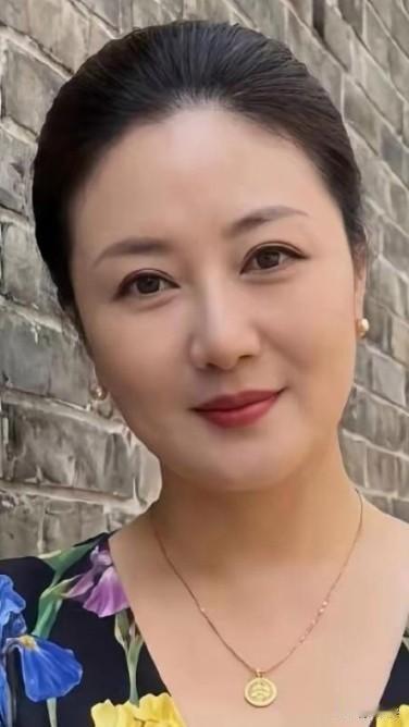 什么样的女人最优雅? 她们注重仪态，走路昂首挺胸，坐姿端正，不会弯腰驼背。穿着得