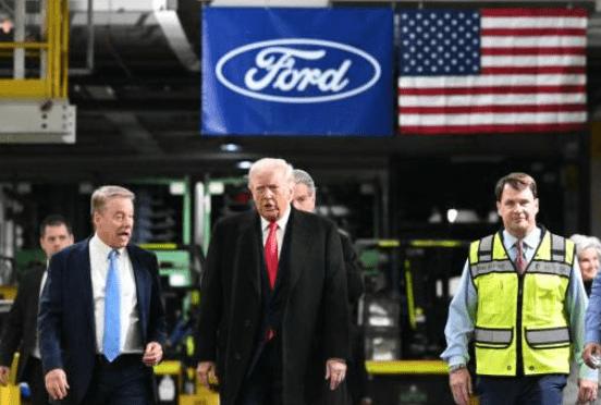 特朗普与工人互骂！2026年1月15日报道，特朗普福特厂内“骂街”，竖起中指！与