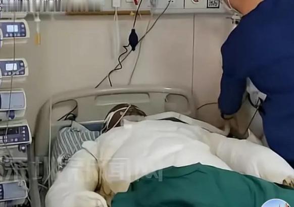 险些丢命！广东东莞一名男子在家处理堵塞的马桶，往里面倒疏通剂时没做防护，液体溅到