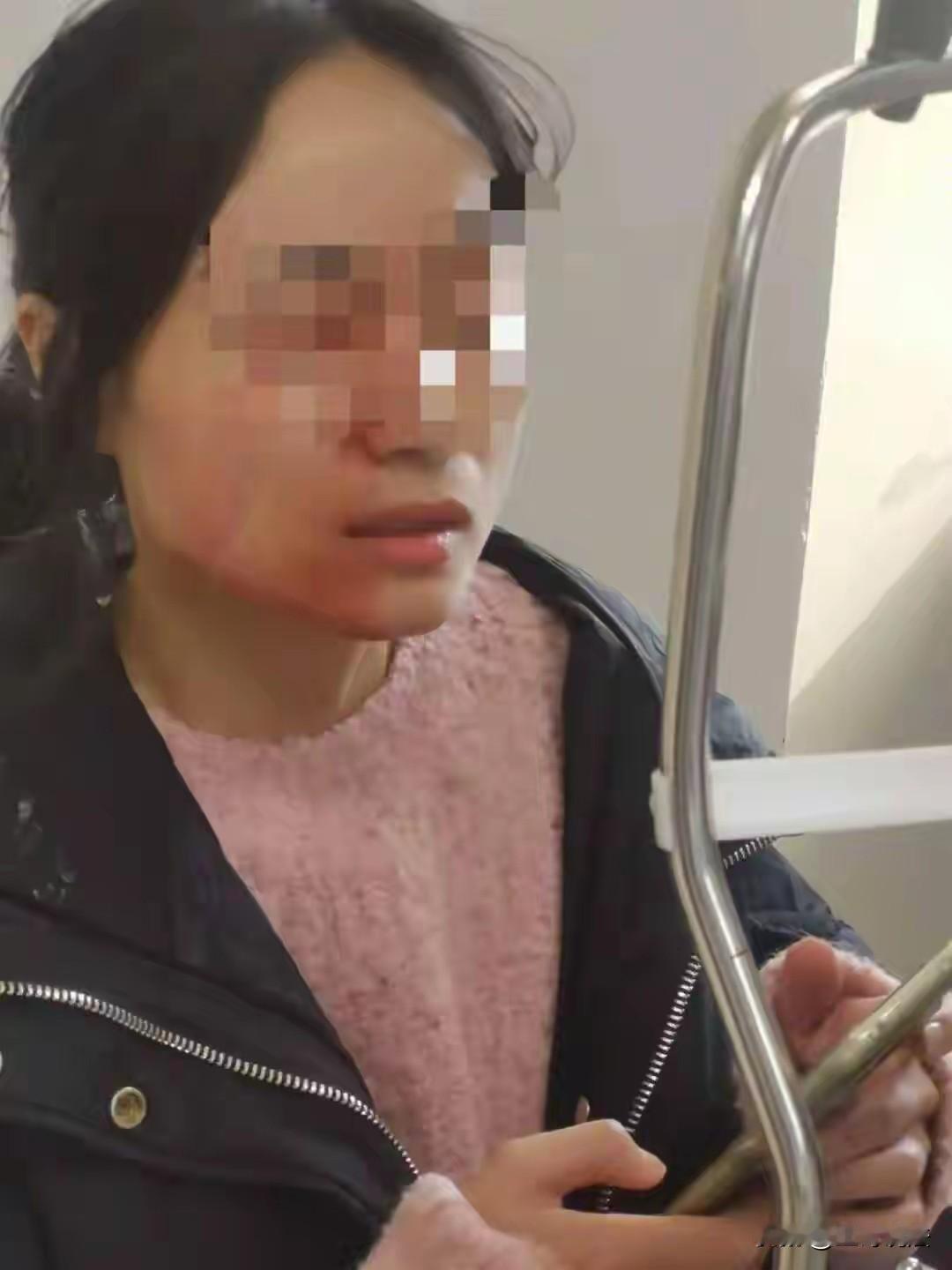 “天生坏种！”浙江瑞安，一42岁女老师看见一男一女俩学生打架，女老师赶忙把他们拉