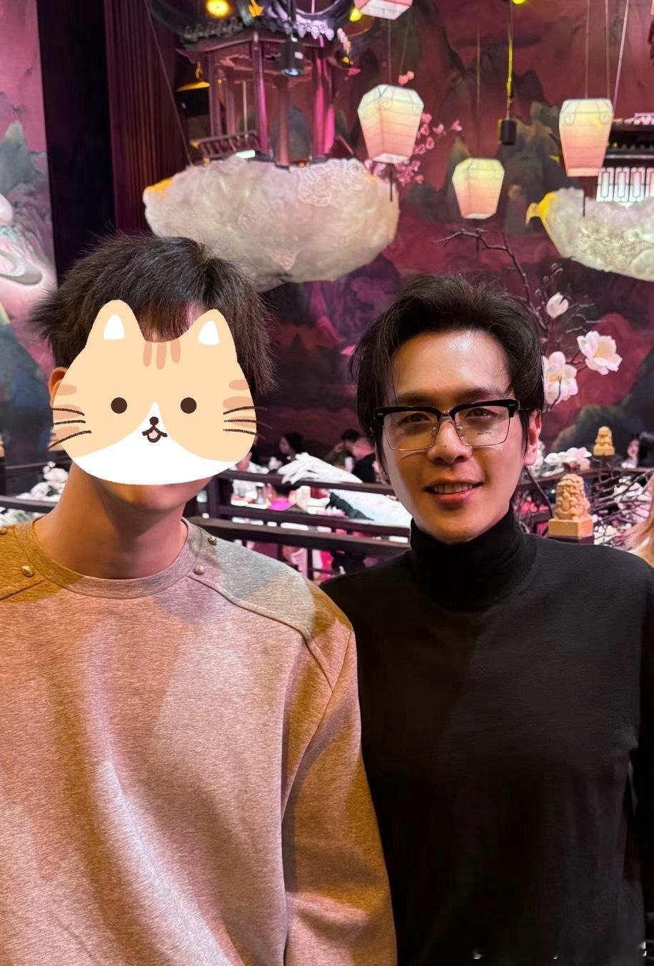 #张若昀唐艺昕参加朋友婚礼#黑色眼镜➕黑色高领上衣，霸总即视感[舔屏]#张若昀唐