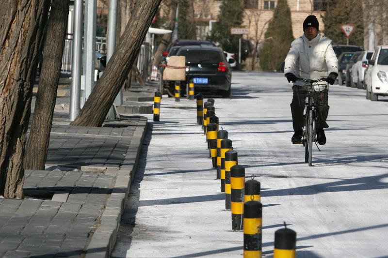 今年下雪好多地方不撒融雪剂了，就拿北京来说，今冬初雪时街道上撒融雪剂的装备和人员