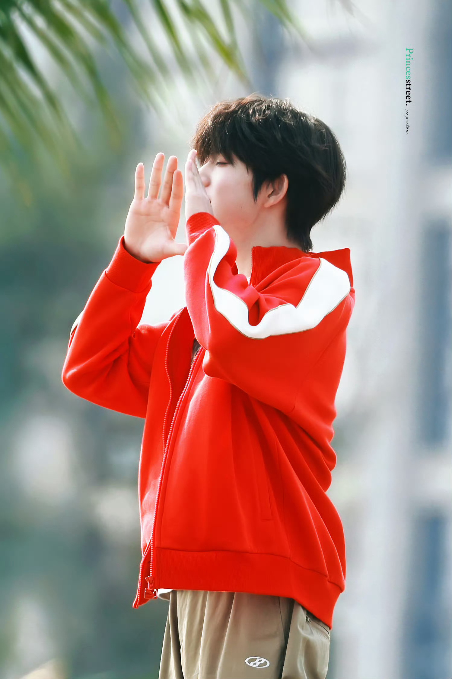 陈奕恒我们的少年时代2红衣路透蓬松黑发配上亮眼红运动外套，干净又清爽低头浅笑、抿