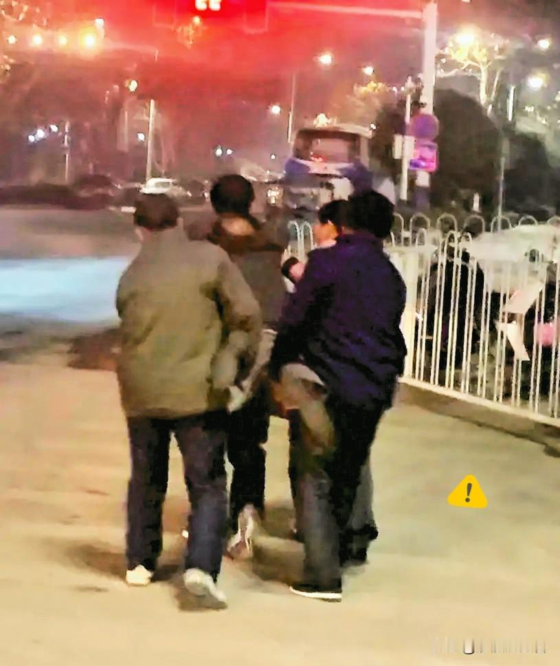 男子查出肝癌中期，妻子觉得他是累赘，狠心提出离婚！男子伤心欲绝，在街上狂喝一斤白