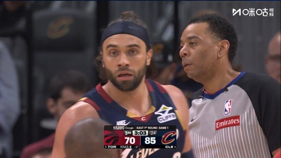 我必须得睡了 我再看一会 掘金和森林狼就开始了 那我就更不想睡了 