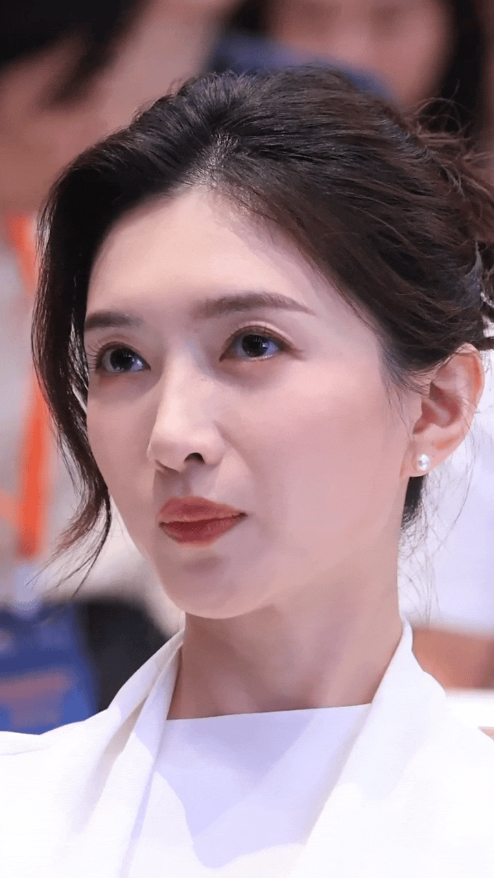 这么近距离看，江疏影这颜值真的很高，胡歌当年错过了她很可惜！
