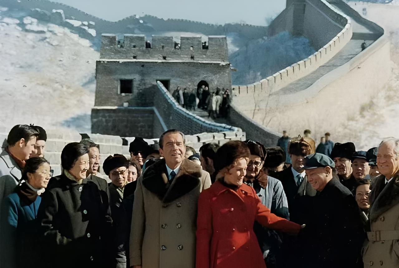 1972年，尼克松夫妇兴致勃勃地登上长城。虽然已经是2月，但春寒料峭，那天零下好