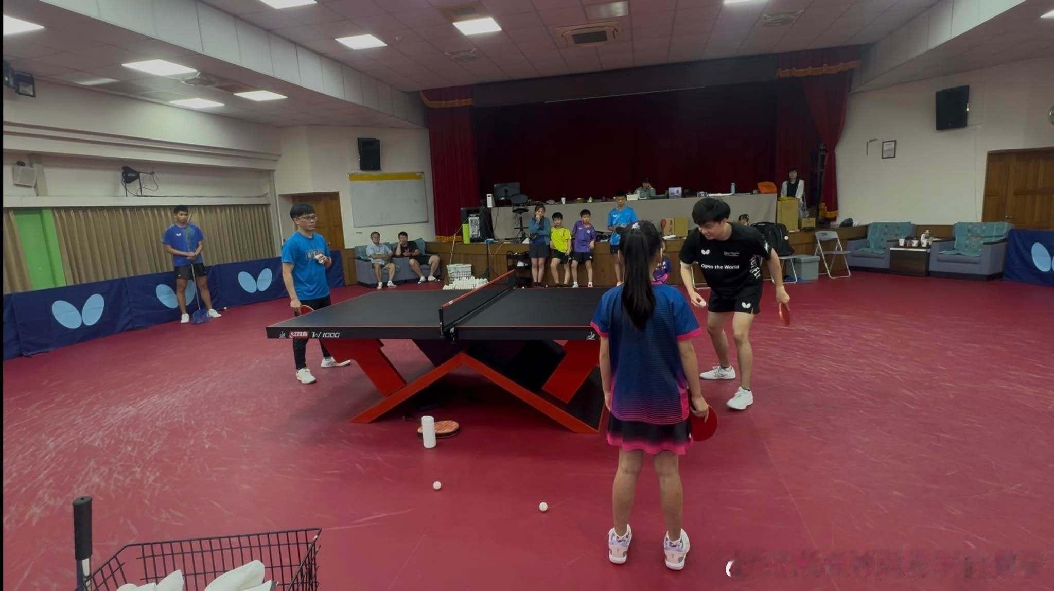 林昀儒指导“昀儒杯”获得冠军的小选手🏓小选手的教练发文：今天外面下着磅礴大雨，