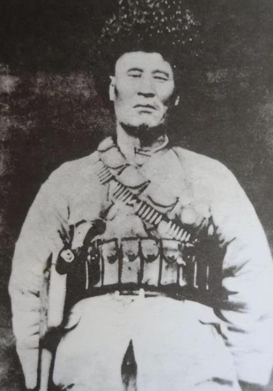 1949年，解放军一军二师骑兵营击毙一个狼狈逃窜的土匪头目，检查尸体时，从其身上