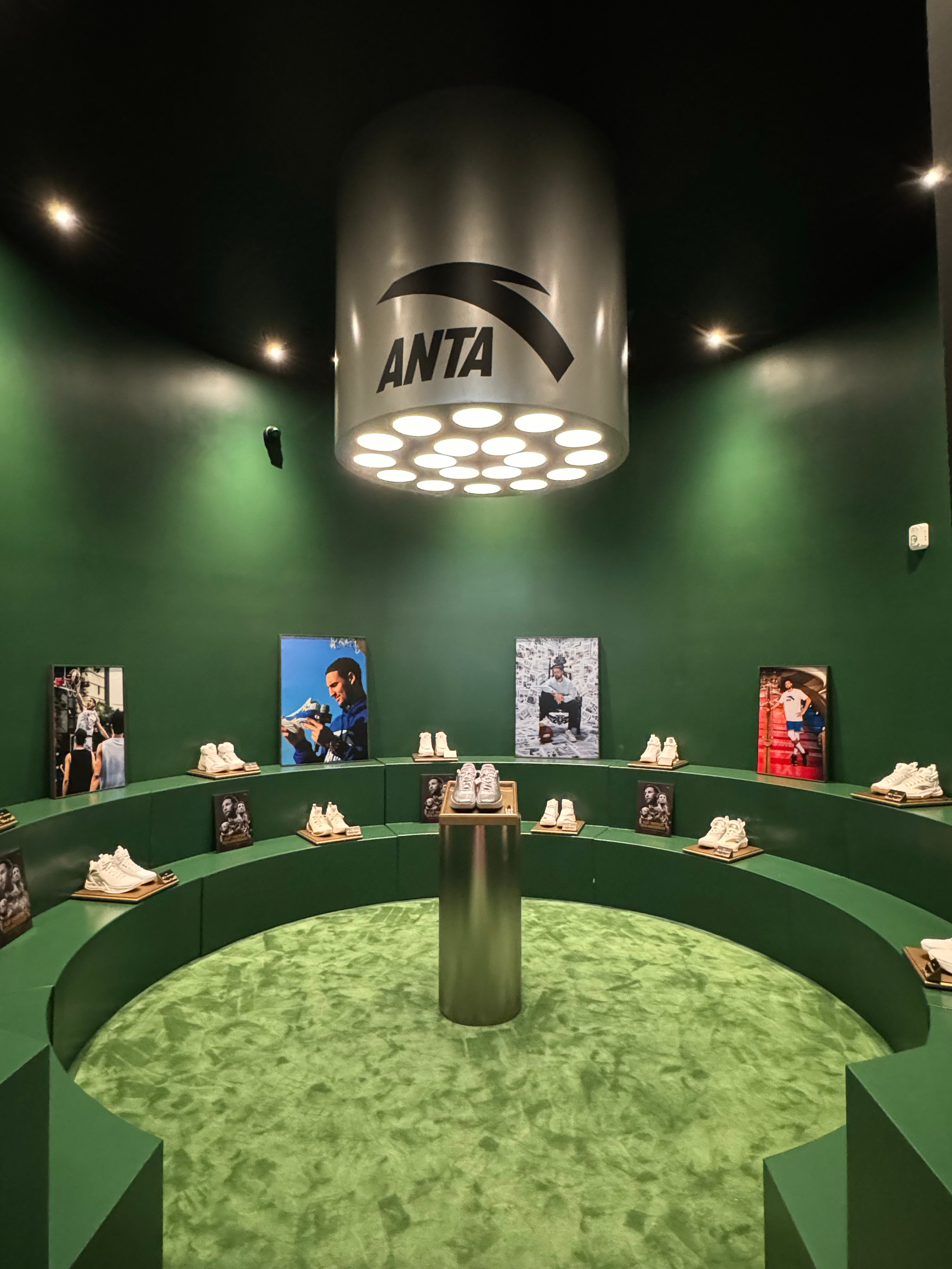 钻石王老五克莱喜提人生第一段承诺相伴终身的关系！安踏与汤普森签下安踏的第一份终身