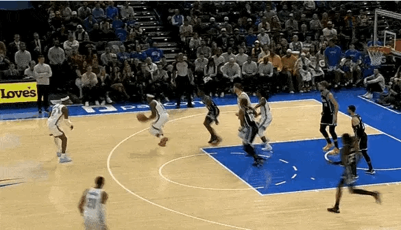 亚历山大真是猖狂了！

在雷霆对阵国王队的下半场比赛中，SGA弧顶持球突破，面对