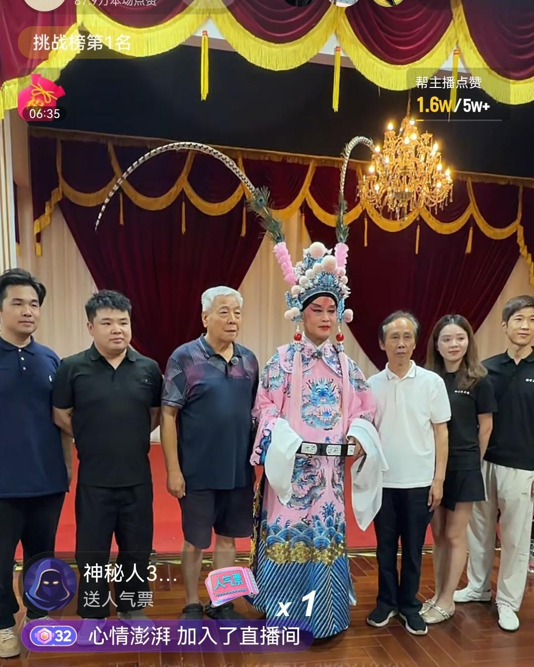 这些是榜书万里行这个团队的成员，据说还有一位不愿意出镜的导演，沈巍是这个团队里的