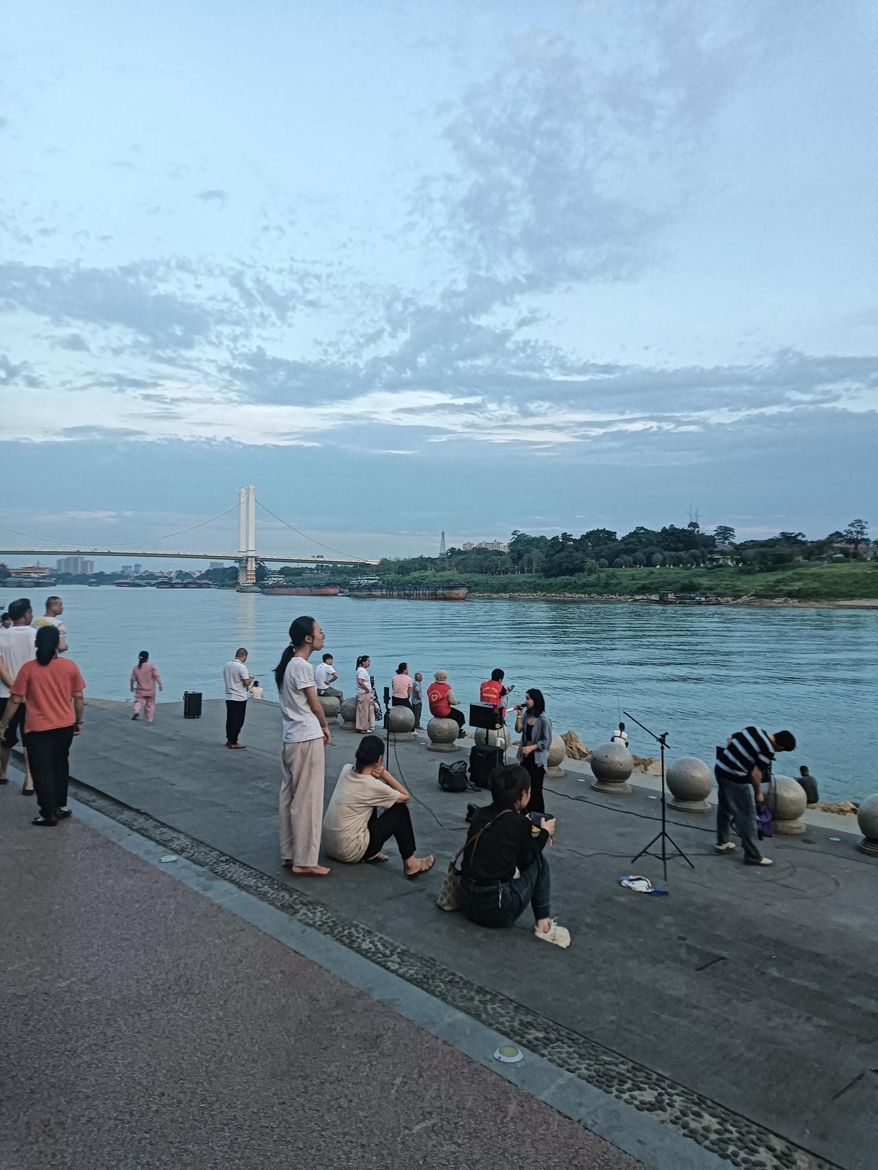 傍晚的贵港市大东码头又恢复往日的热闹，歌手们正激情演唱人们正享受夏日的清凉。所见