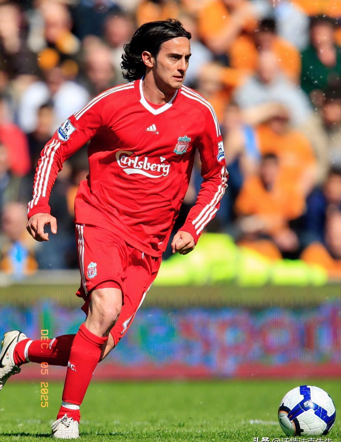 当年利物浦买他，很多女球迷是先看脸的。
一个意大利中场，顶着“新皮尔洛”的名号登
