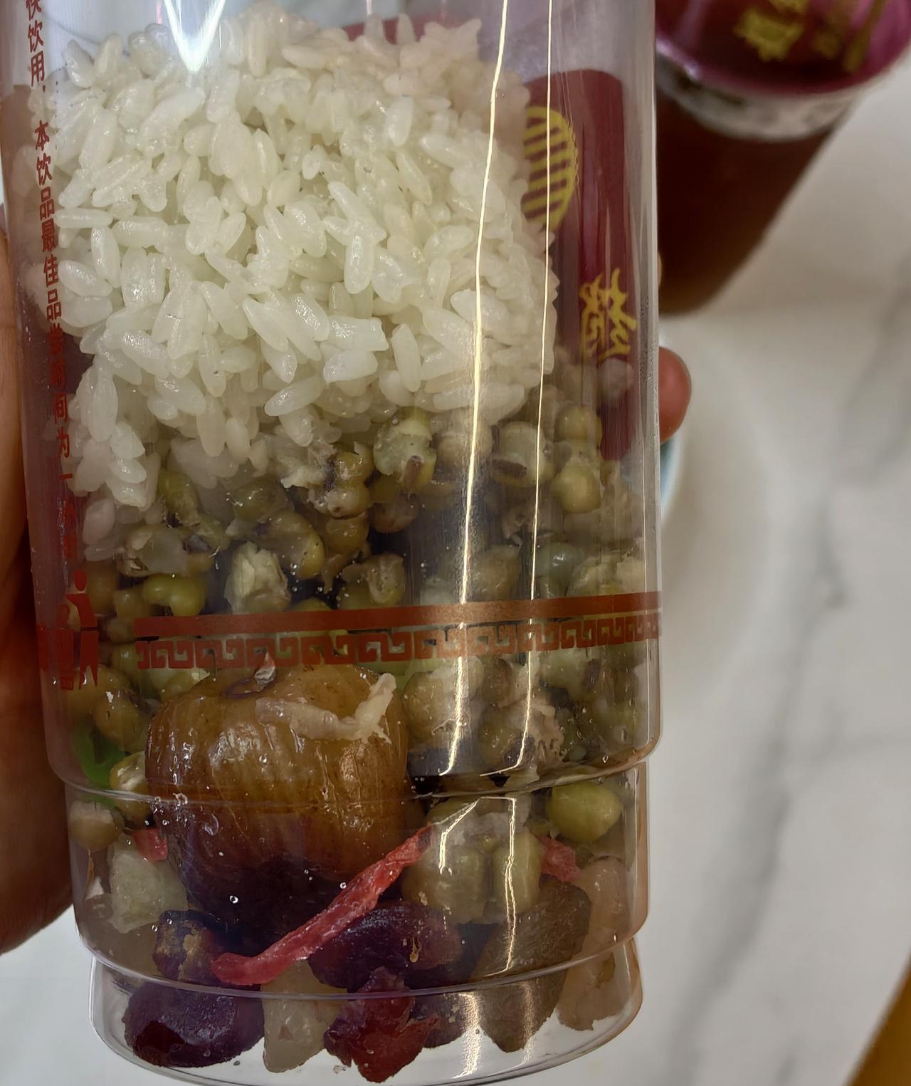 绿豆汤，苏式的
糯米，绿豆，红丝绿丝，蜜枣。。。
冲点薄荷水就成了！
大夏天，我