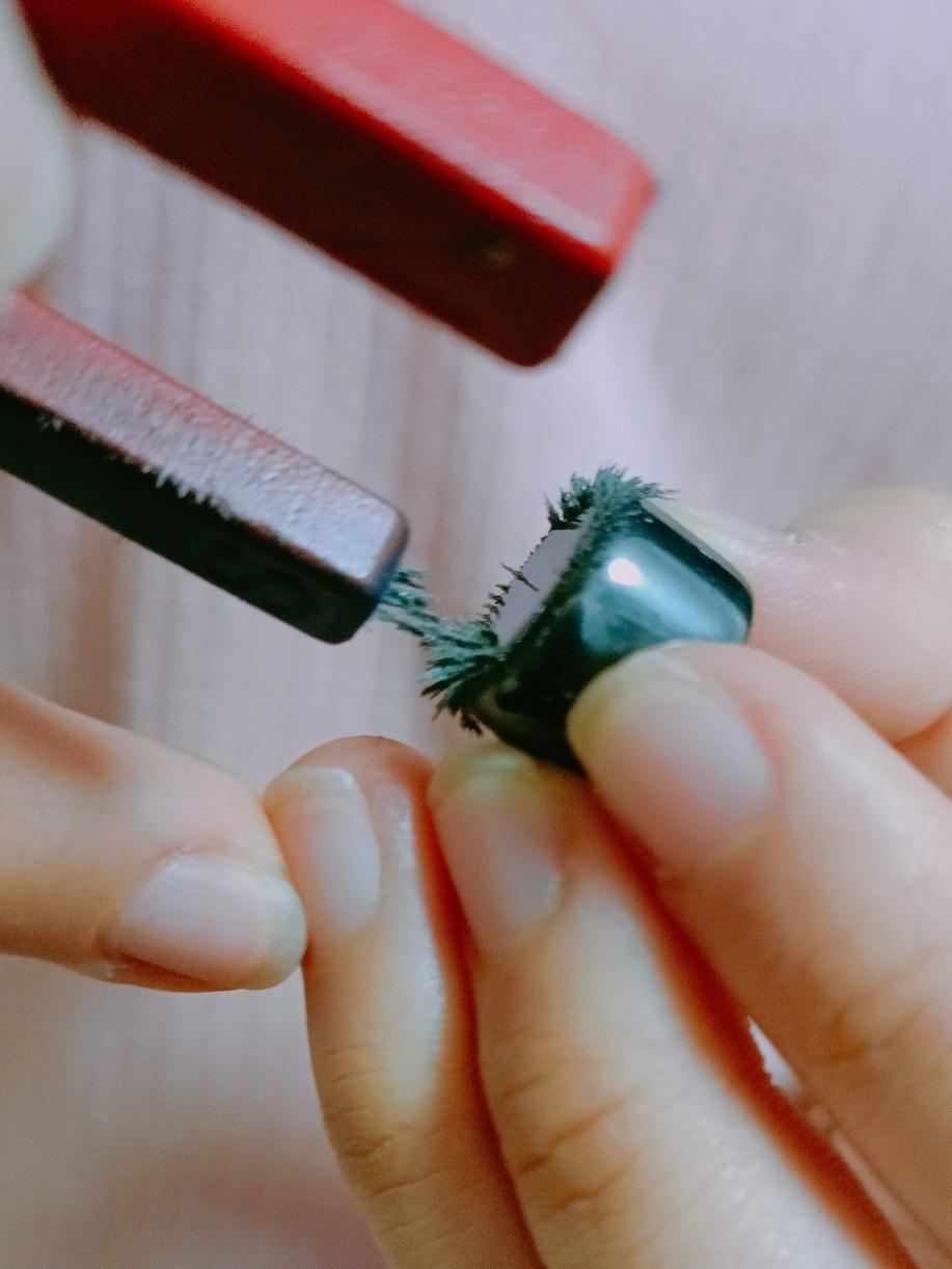 淘气的孩子把铁粉倒了出来，撒的满地都是😂
别气，别气～
拿来磁铁石吸一吸，有趣