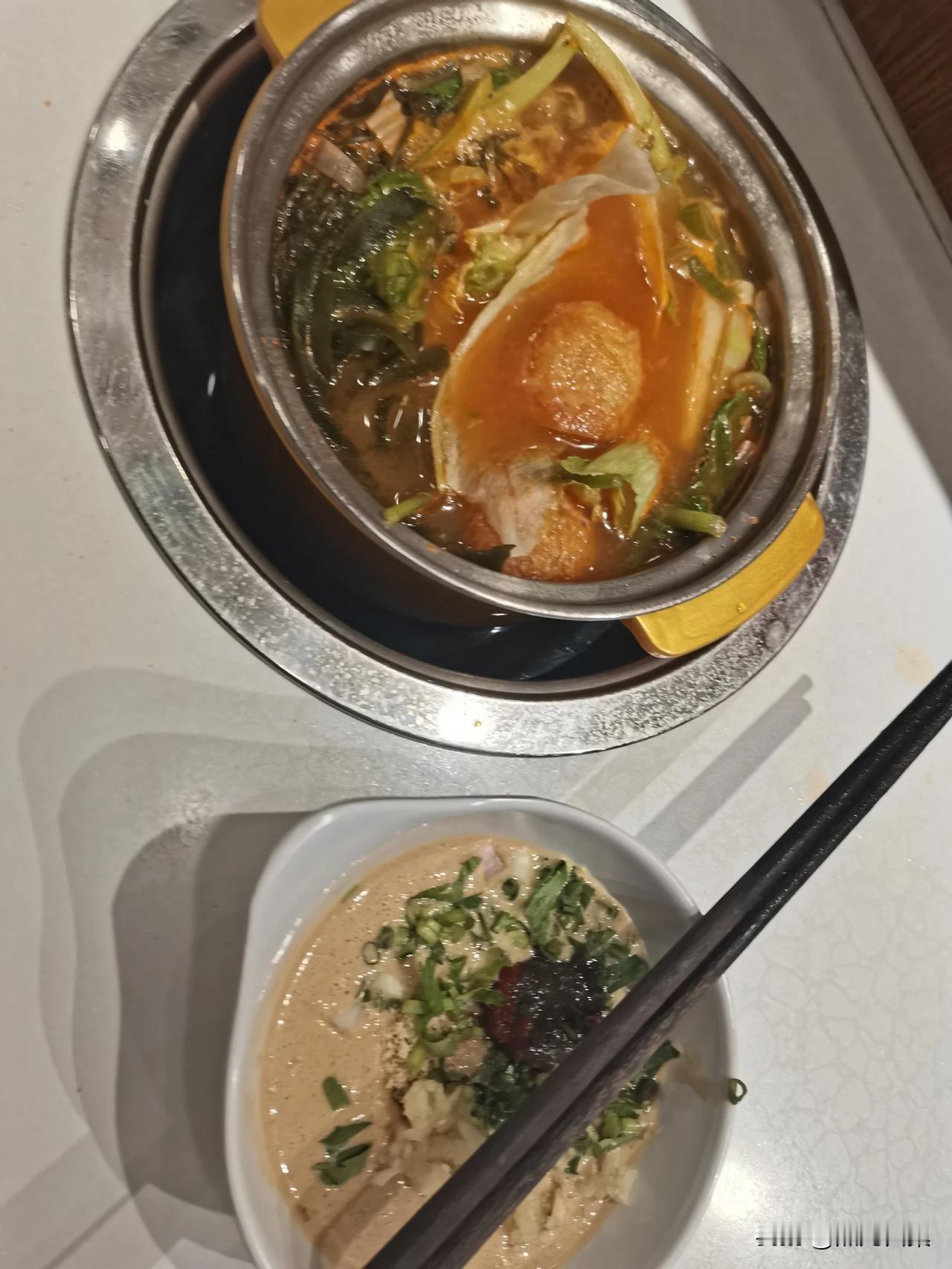 #银川美食记录#
今天自己一个人痛痛快快吃了一顿旋转火锅，一个字“香”，两个字“