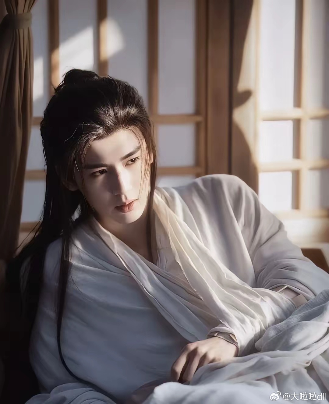 陶晶莹说被张凌赫的古装帅得吓到，怀疑《逐玉》导演曾庆杰“爱上”了张凌赫。网友却说