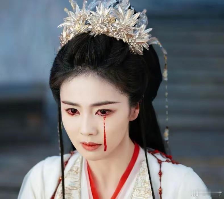 于正晒白鹿《临江仙》眼泪泣血剧照，双眼泛红流血泪，如凤凰泣血。 ​​​