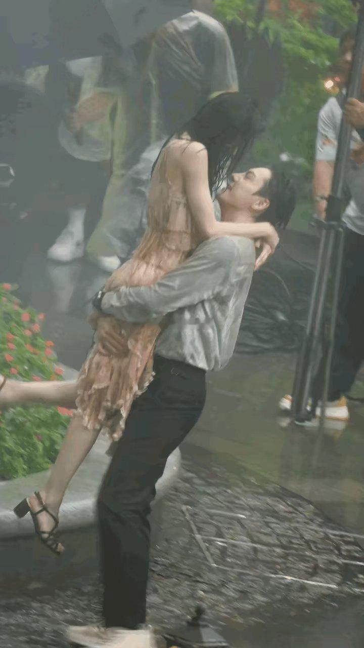 打死我都不信，陈伟霆的老婆看到这一幕，不会伤心吃醋！ 