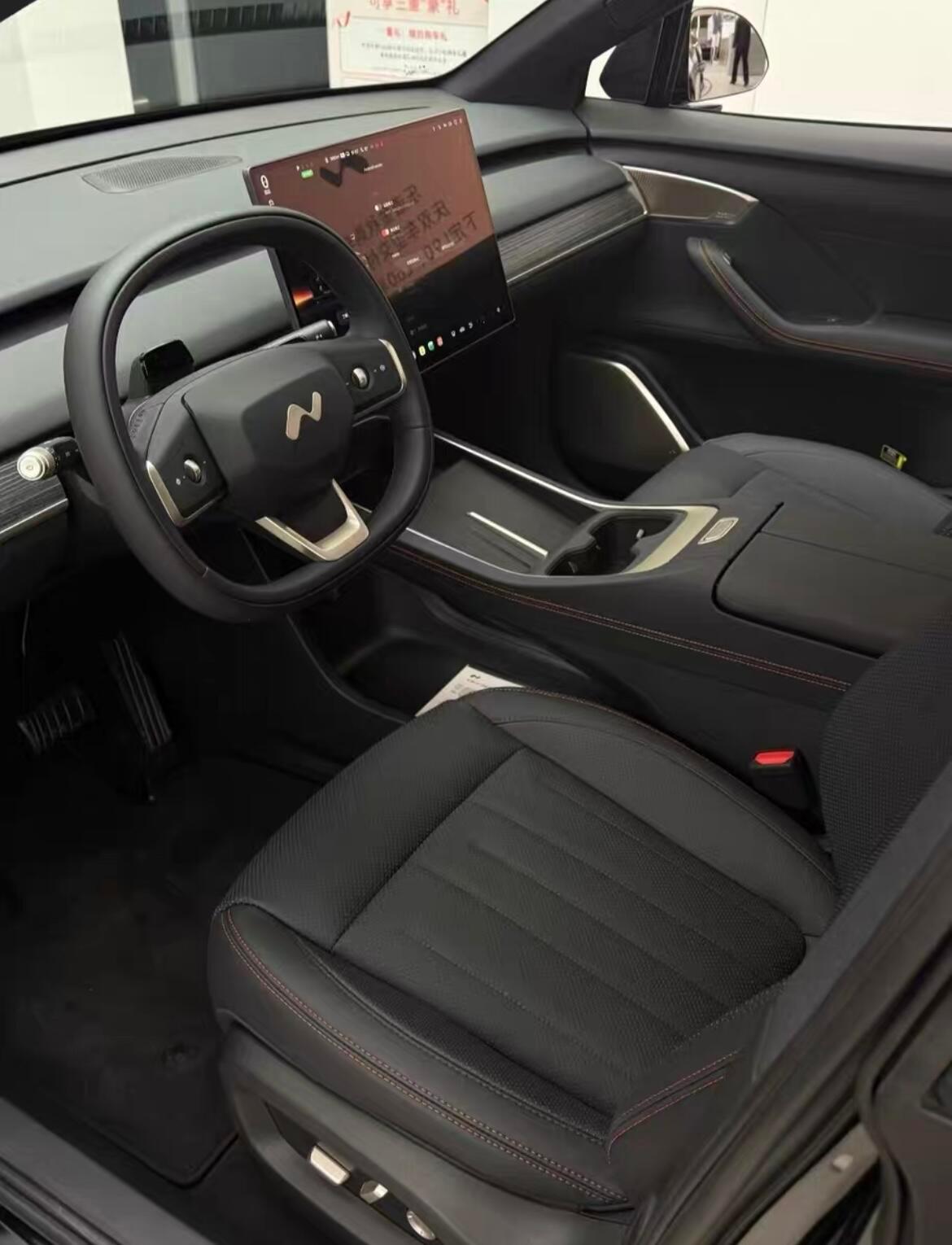 除了外观黑化，它的智能驾驶辅助在高速上挺好用，能自动变道和上下匝道，长途驾驶能省