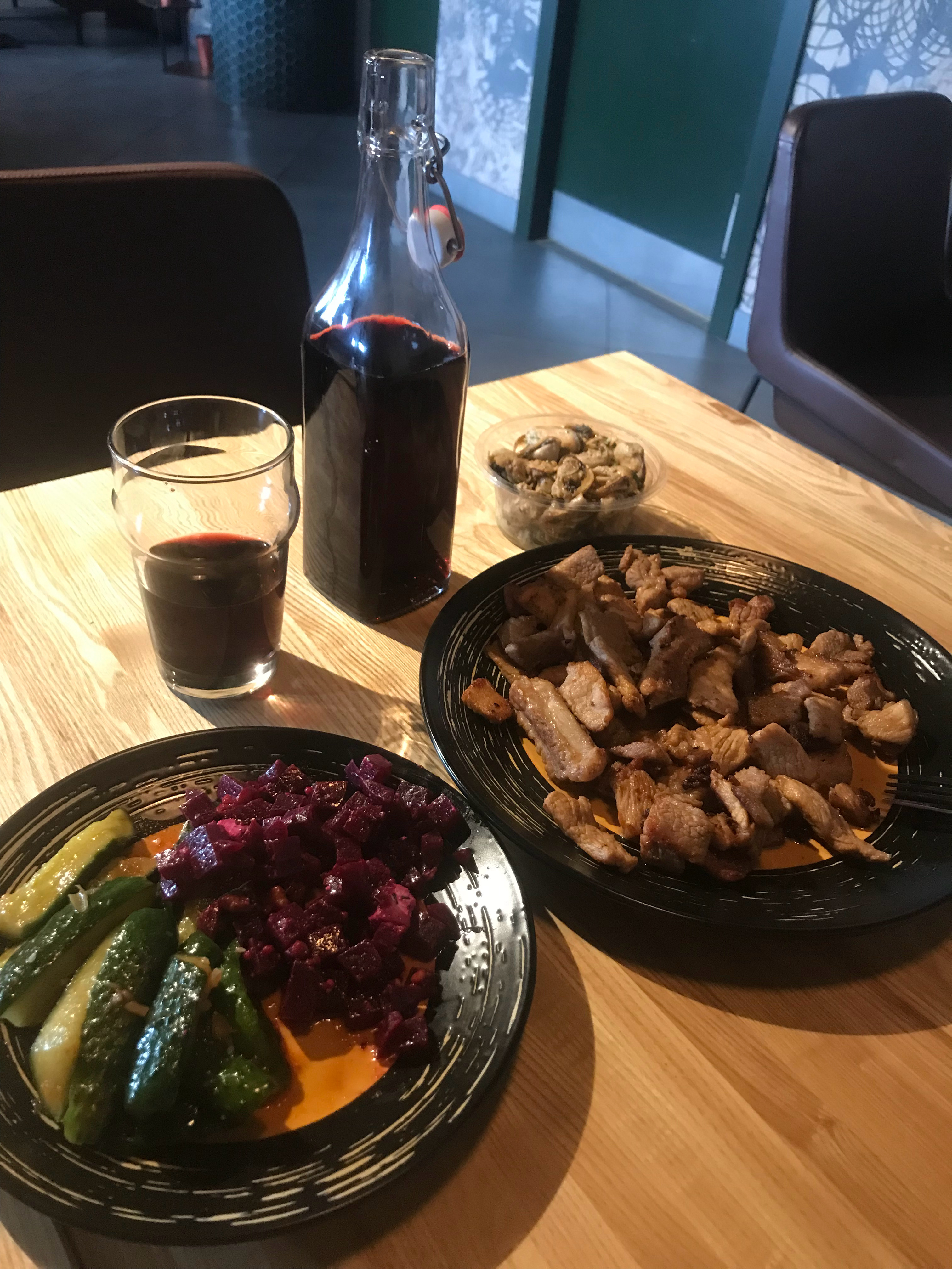 中式小炒肉，乌国樱桃酒。一瓶下了肚，梦里啥都有。 乌克兰·基辅