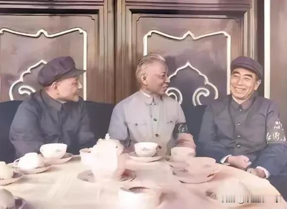 这是真实的刘主席和周总理，不是演员扮演的！
虽然不知道他们在商量什么，但是能感觉