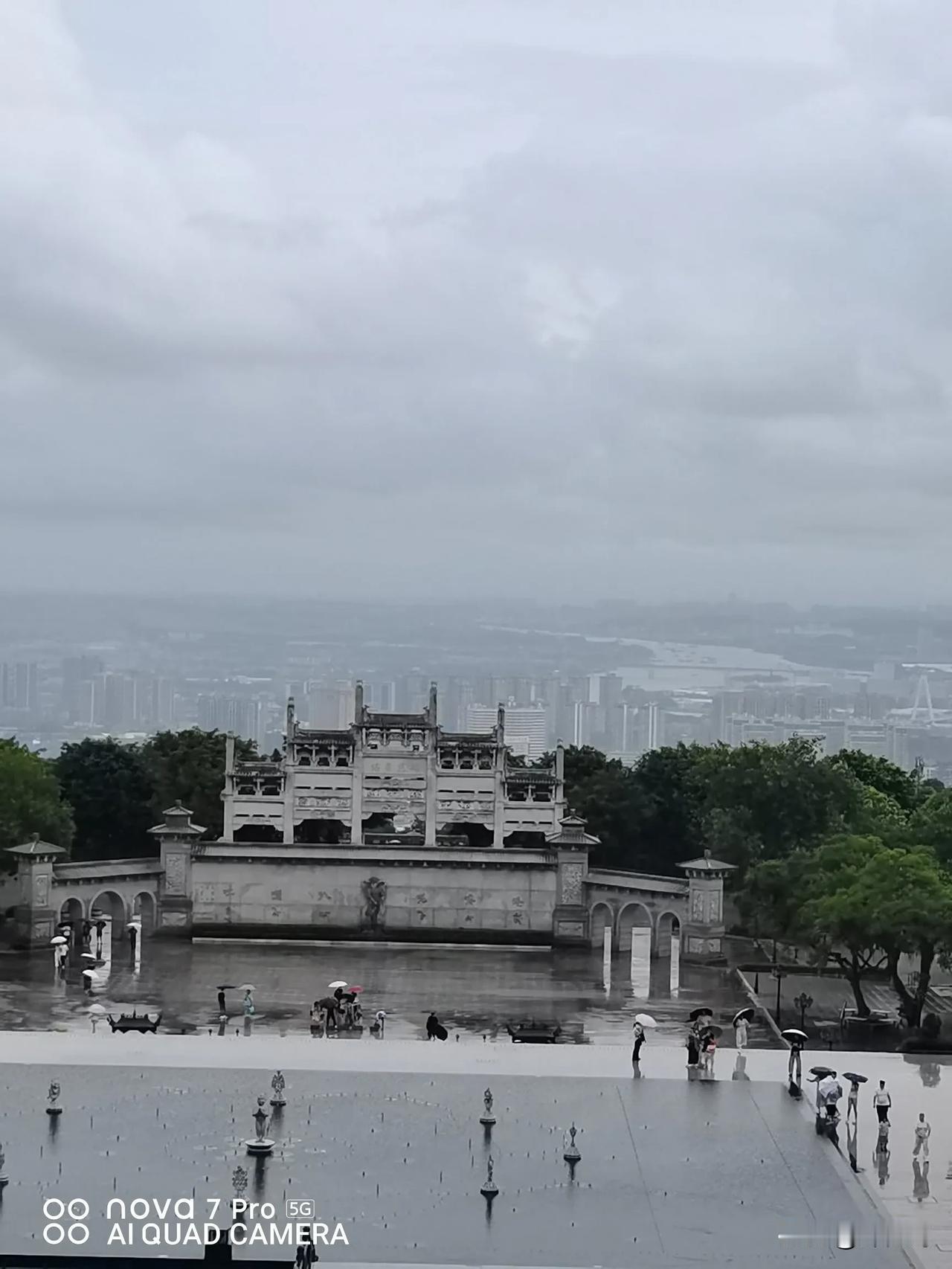 看剧《黑白大搏斗》，明白几个道理:

1、不要什么人都往家里领，小心引狼入室
