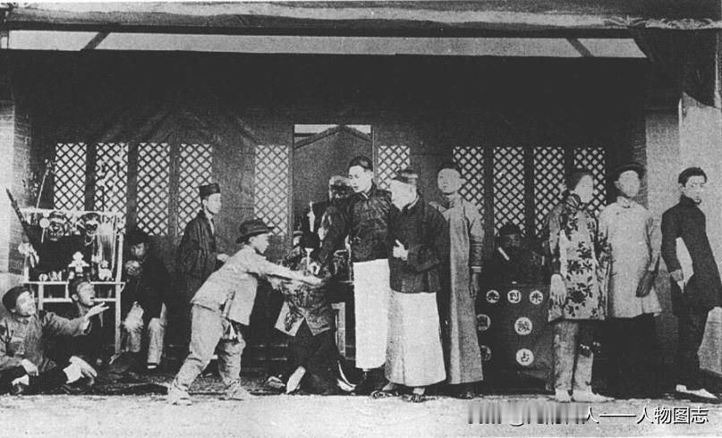 周恩来(右一)参加演出的新剧《恩怨缘》剧照。