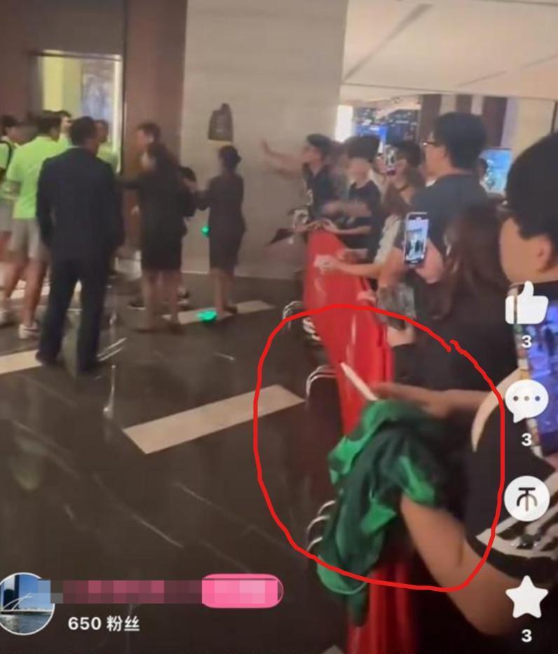 北京国安酒店风波的一角，也许没人注意到，一位国安球迷还拿着笔和球衣等着球员签名呢