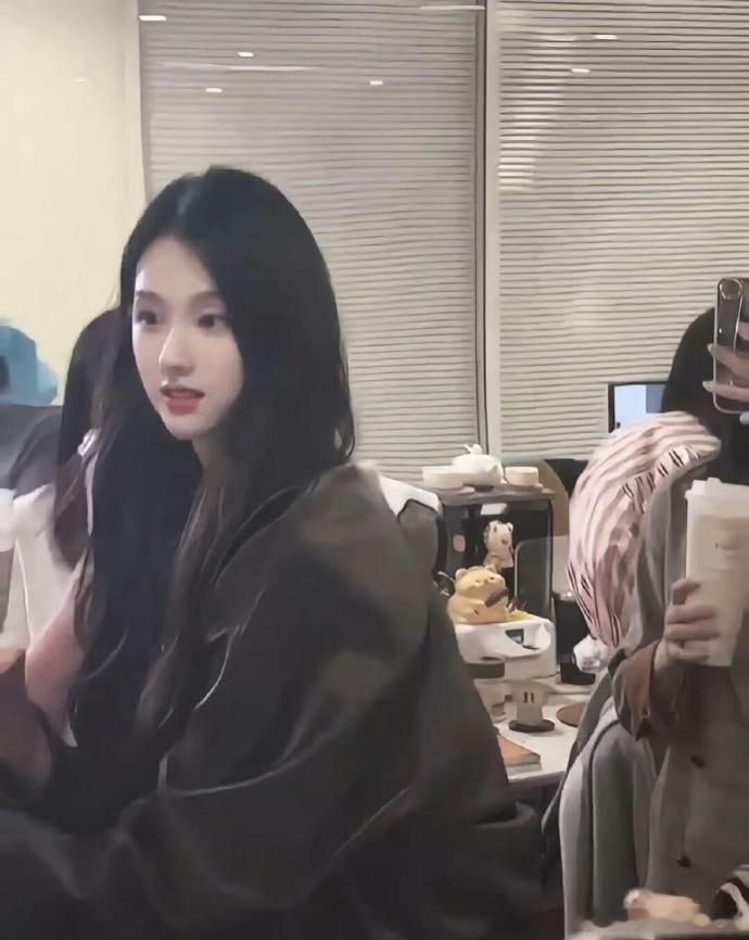陈都灵长相清丽脱俗，古典气质绝佳。古装剧中可饰清冷贵女，仪态万千；现代剧里能演豪