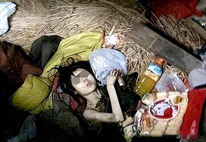 “救命，救救我们！”2010年，警察在武汉的一处地窖里，发现了2名奄奄一息的少女