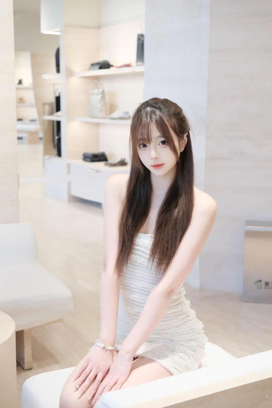 这组照片以“纯欲风室内写真”为主题，通过柔和的光线与简约的场景，展现出女性的清新