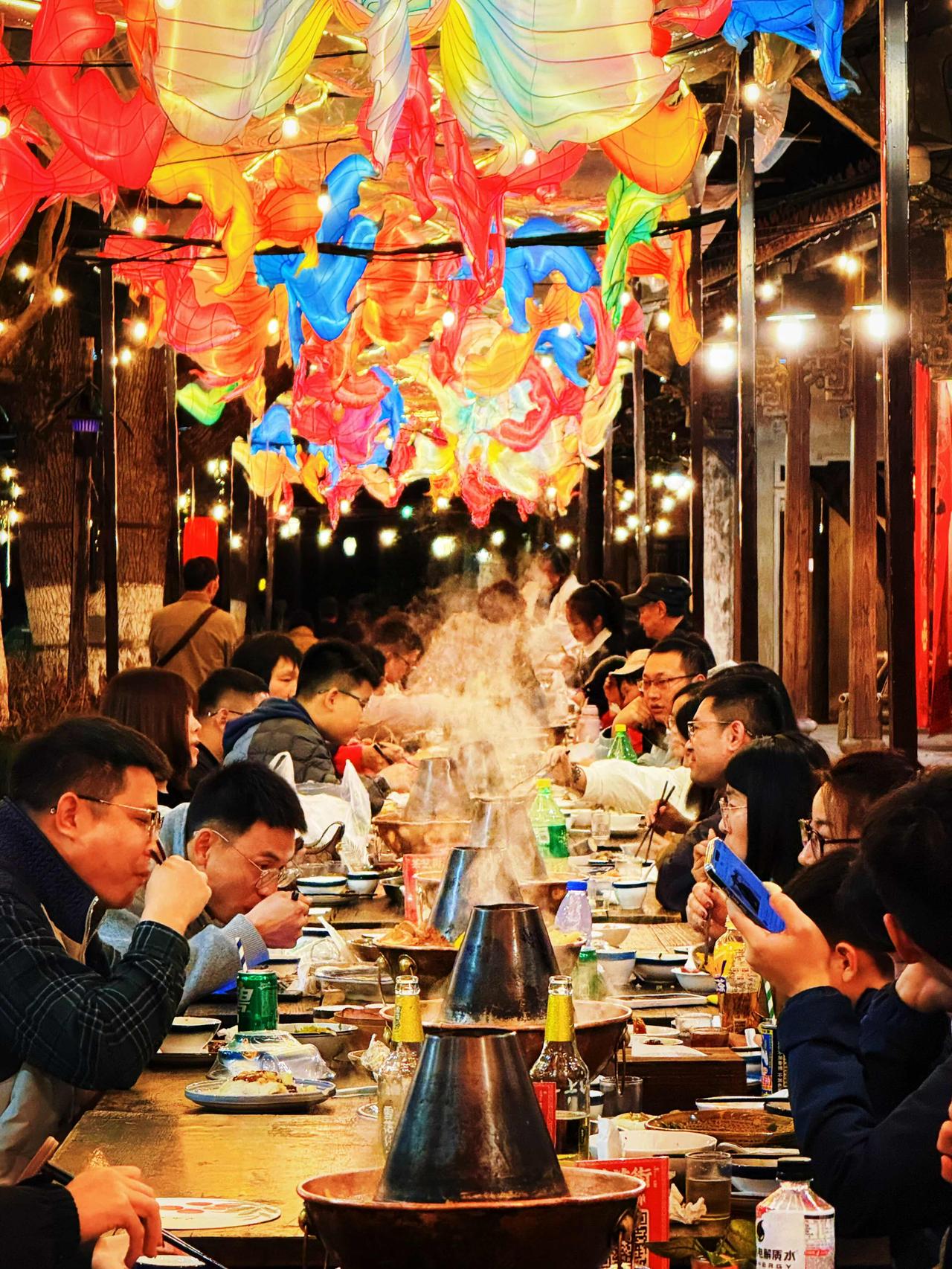 🏮乌镇长街宴

十里长街，宴开百桌。
灯笼映水，年味浓郁～

所谓人间好时节，