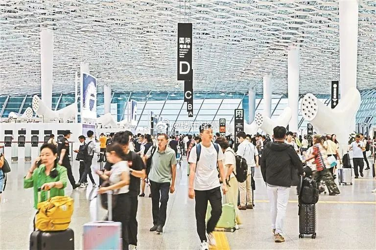 数据显示，今年上半年，深圳机场国际及地区客流量首次突破300万人次、航班量超2万