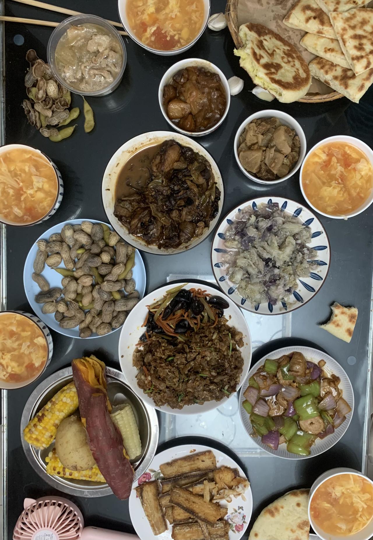 打卡今日晚餐
今日6人份晚餐：煎带鱼，辣炒肥肠、蒜茄子、还有几个剩菜和小菜；花生