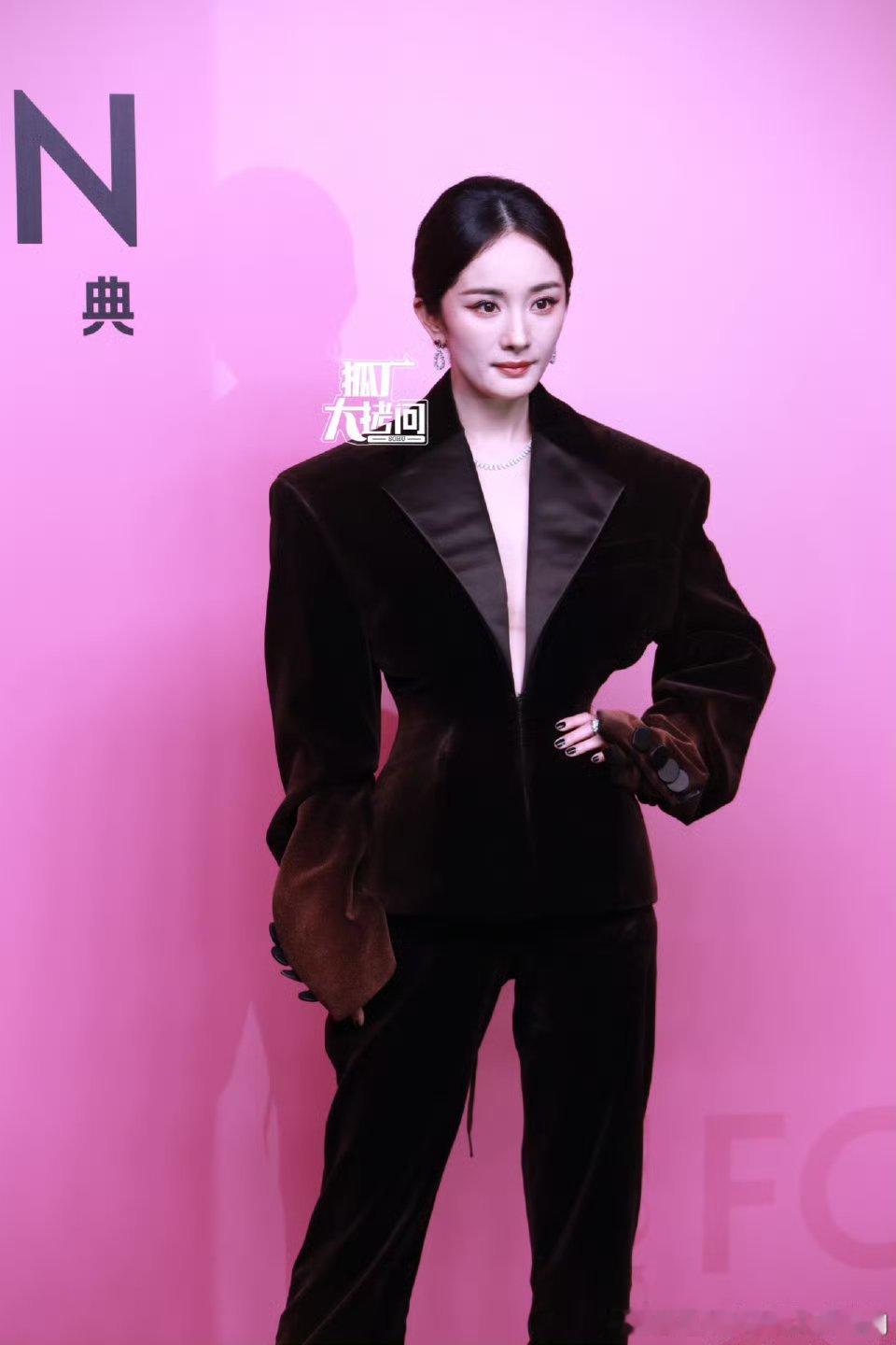 VOGUE盛典 三位85花杨幂 刘诗诗 刘亦菲红毯生图#杨幂 狐塑##刘亦菲梦回