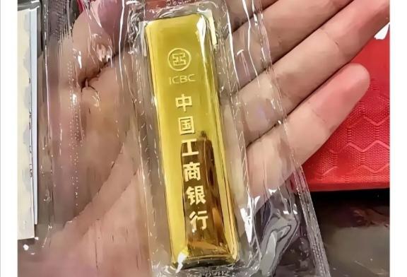 820块一克卖的，没亏。
去年520买的，200克，白赚六万。
钱到账那天，房贷