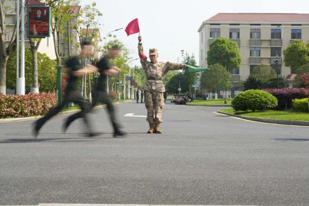 军检线一般是按招生计划的3到5倍来划的。什么意思呢？打个比方，某个学校在你省招1