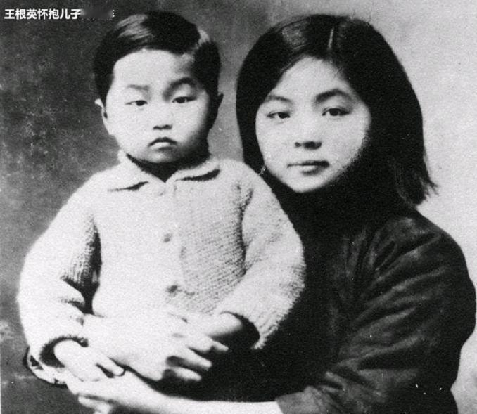 1992年台湾的街头之上，一个74岁的老妇人正一脸茫然无措地在街头徘徊。

就在