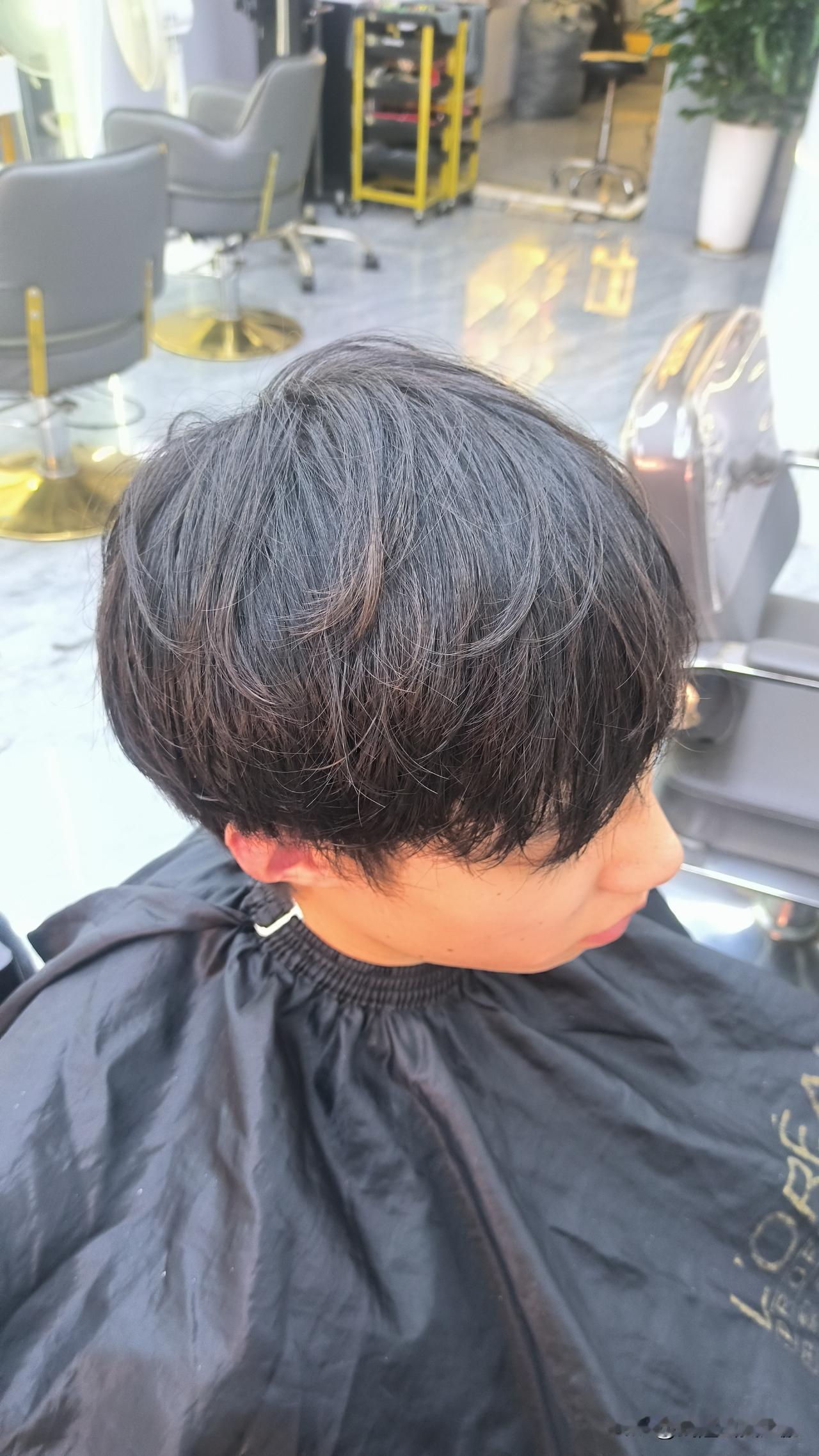 美发行业现状最大的问题是不团结，内卷，，什么时候美发行业，像其他行业一样一天上8