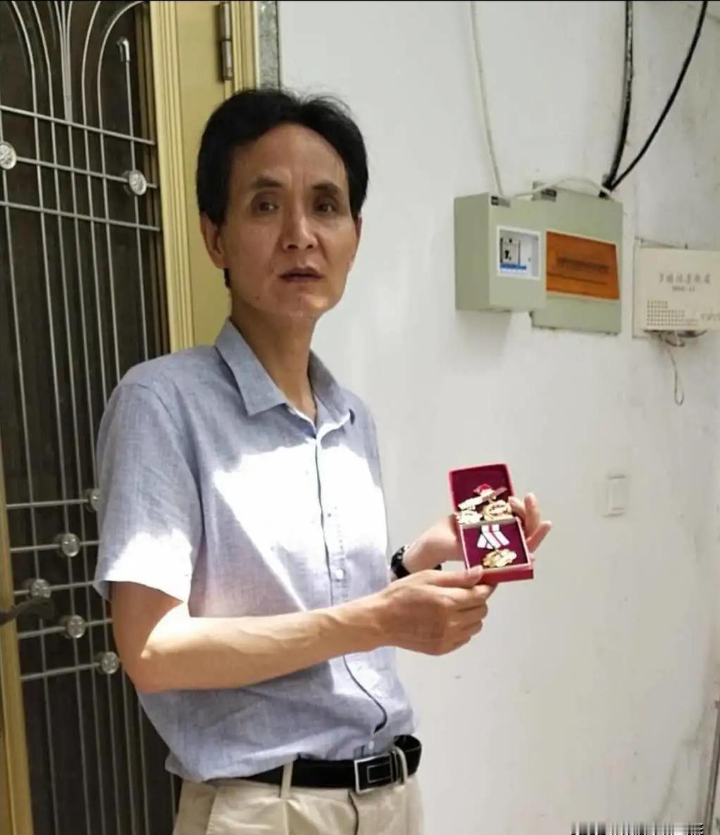 1985年，对越自卫反击战一等功臣张长海，潜伏3天3夜，不吃不喝，原地解决大小便