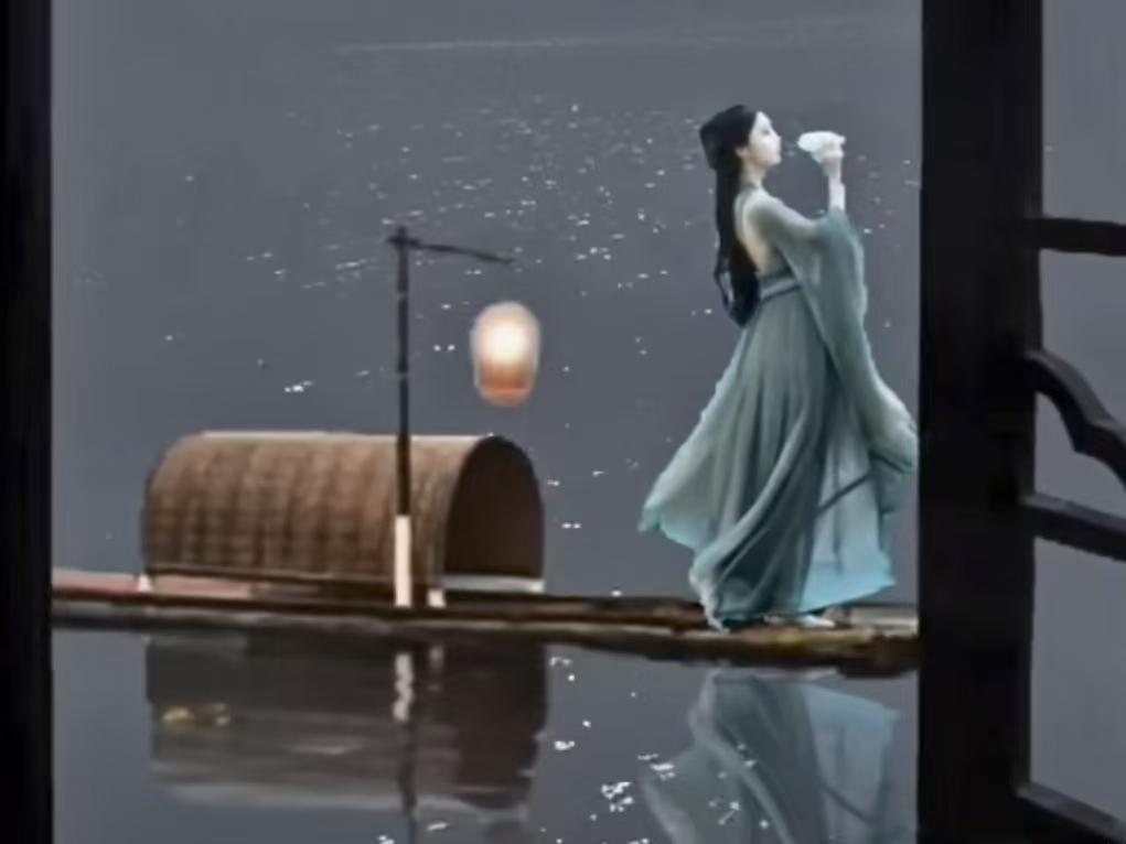 四块玉·夜思
灯已残，更已转，
细雨无声晓鸡喧。
相思今夜难成梦，
空忆到晓天。