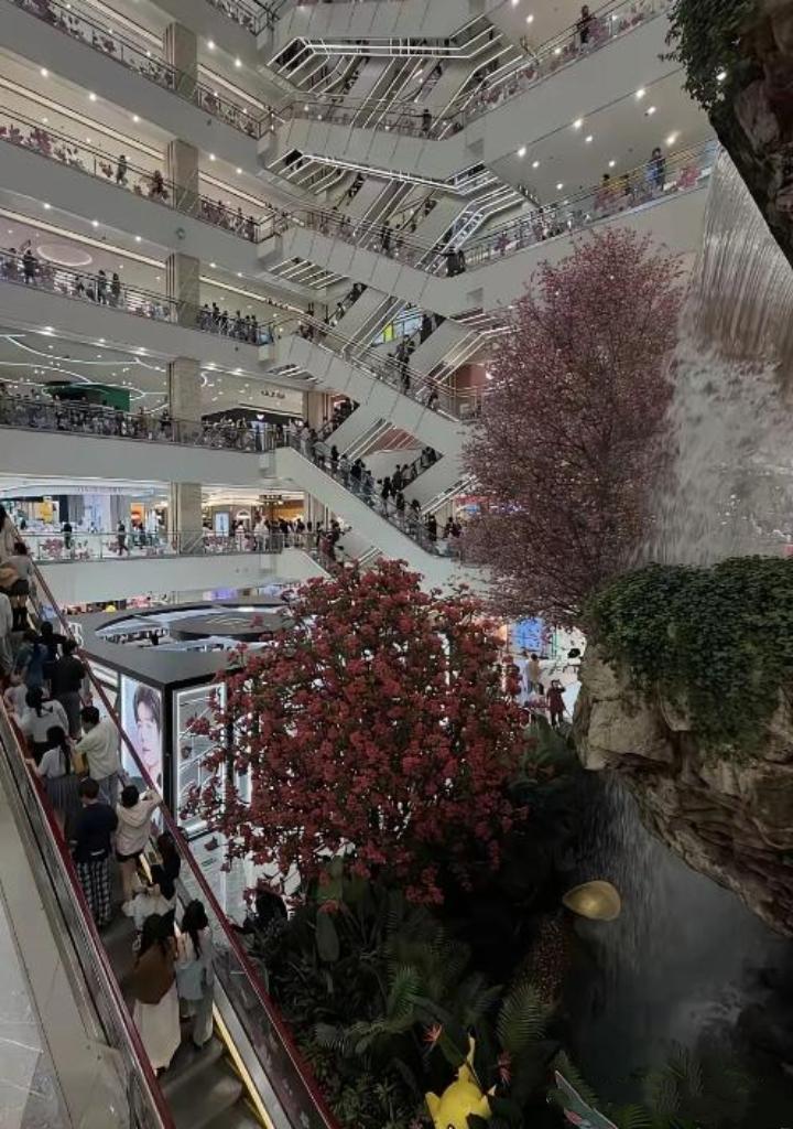 西安赛格这位服装老板的遭遇，刷新了无数实体人的认知：生意火爆、客流不愁、年年赚钱