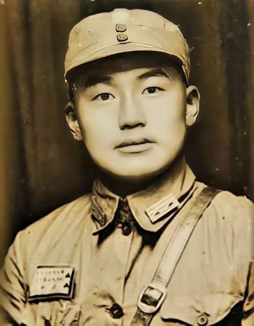 1948年，国军的一名伙夫和大部队走散了，被解放军拦下。解放军看他年纪大，便发了