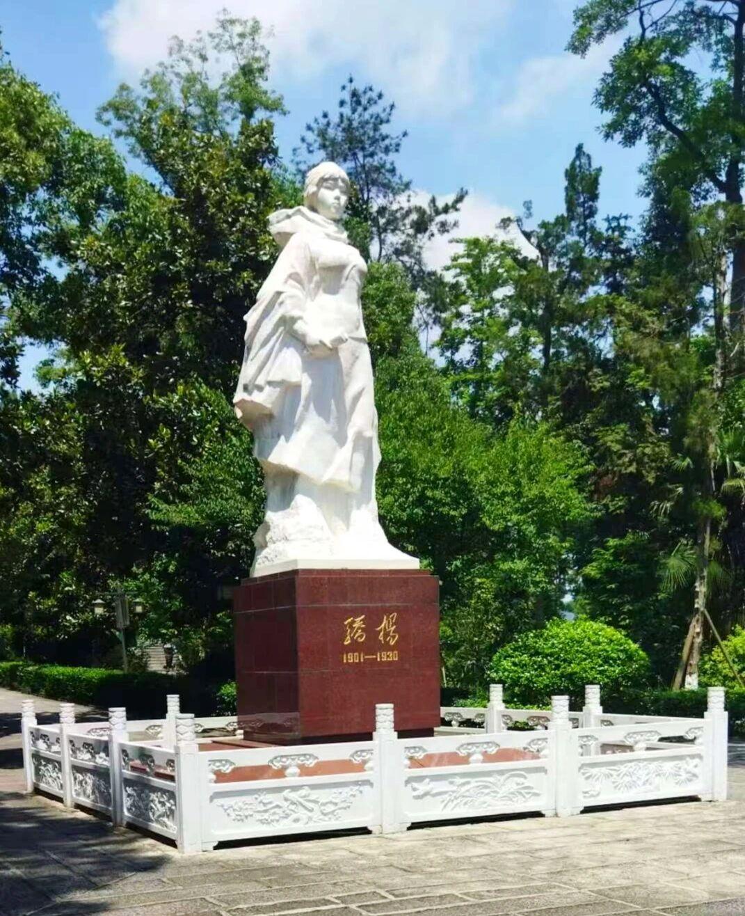 毛主席夫人杨开慧烈士雕像